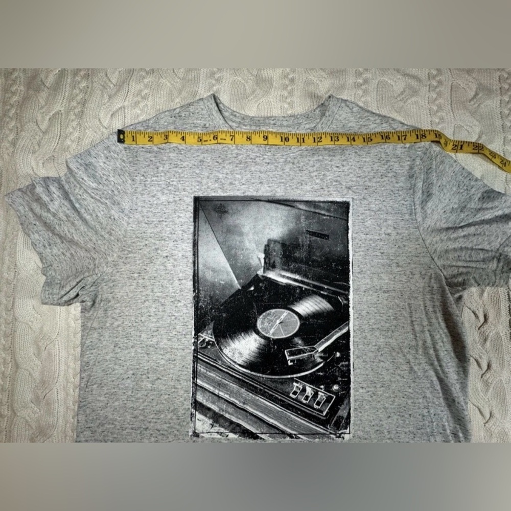 Lot of 3 Banana Republic Graphic T-Shirts / Grey / Brown / Green Size XL - Picture 10 of 16